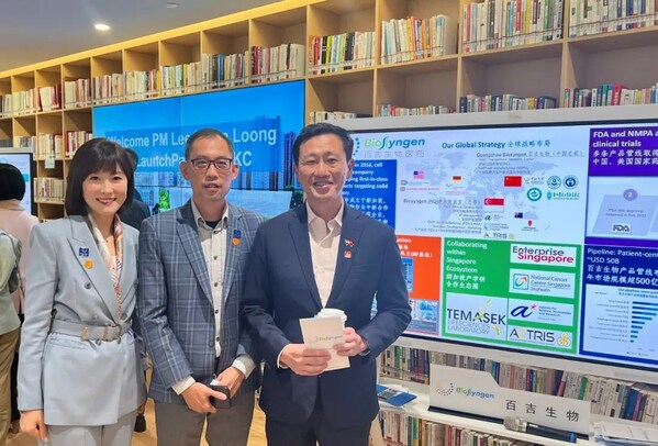 Health Minister Ong Ye Kung (first from right) COO Michelle Chen (first from left) and CBO Isaac Chow (second from left)
