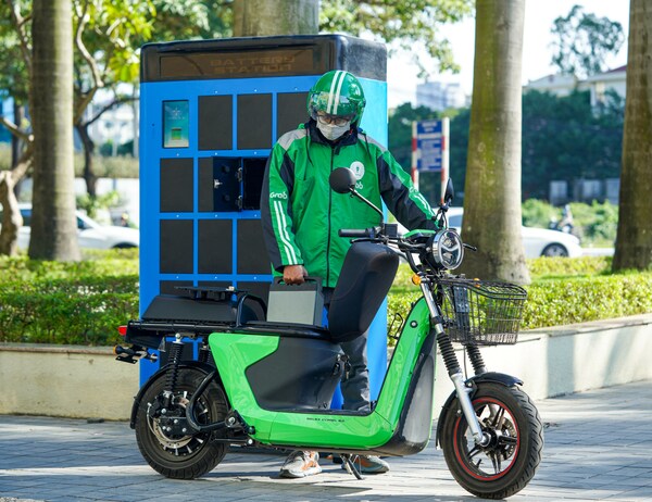 A driver swapping battery at a Selex station in Hanoi