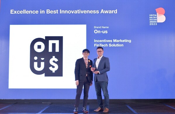 On-us CEO and founder, Mr. Dennis Shi (right), receives the "Excellence in Best Innovativeness Award" presented by HKDA Vice Chairman Mr. Eddie Hui (left) at the BDA held by the HKDA.