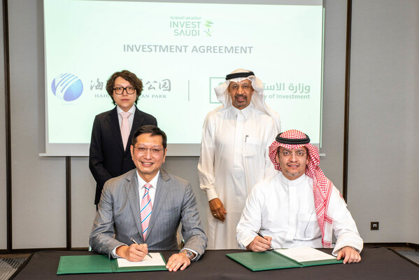In the presence of His Excellency Minister of Investment, Khalid Al-Falih (back row, right), and Executive Director of Haichang Ocean Park, Mr. Qu Cheng (back row, left), a MOU was signed by Assistant Deputy Minister, Ammar Altaf (right row, right), and CEO, APAC of Haichang Ocean Park, Andrew Min-ho Kam (front row, left) in Saudi Arabia. Both parties also jointly announced the planned development of the first large-scale ocean park in the Kingdom of Saudi Arabia.