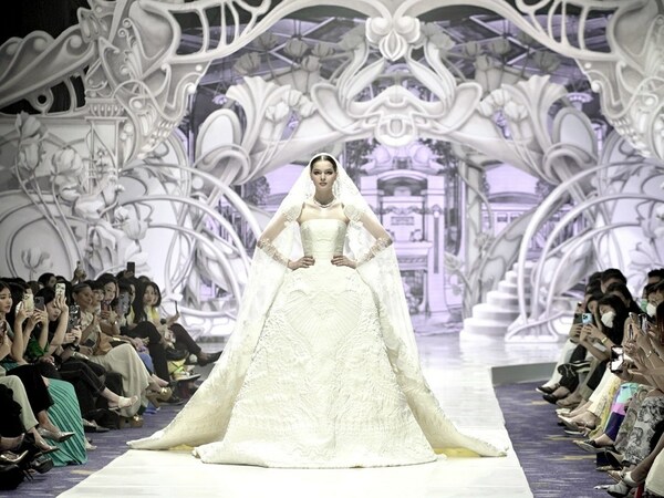 The Westin Surabaya held East Java's biggest wedding fair, Westin Wedding Fair 2023, and presenting the first-ever launched "AGLAEA" 2023 Bridal Fashion Show by Hian Tjen.