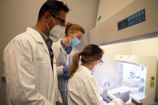 Dr Carmine Gentile, Dr Irina Kabakova, and Laura Vettori in the Advanced Biofabrication Facility at UTS.