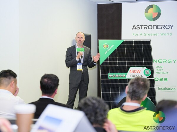 Bram Hoex, UNSW professor and one of the main contributors for TOPCon tech, gives speech at Astronergy Solar Party in Australia. [Photo/Astronergy]