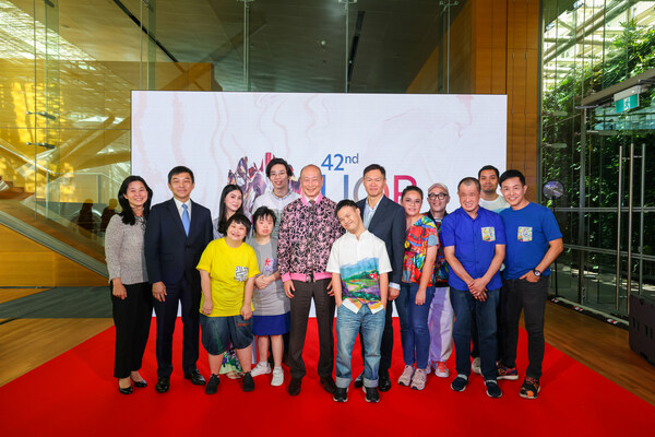 Mr Tan Chuan-Jin, Speaker of Parliament and Advisor to the National Council of Social Service, and Mr Wee Ee Cheong, Deputy Chairman and Chief Executive Officer, UOB, with UOB Painting of the Year artists and JOURNEY artists at the 42nd UOB Painting of the Year launch event