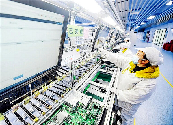 GeoHan servers are being assembled on the production line in the workshop of Guizhou Yunshang Kunpeng Technology Co., Ltd. in Guian New Area, Guizhou Province
