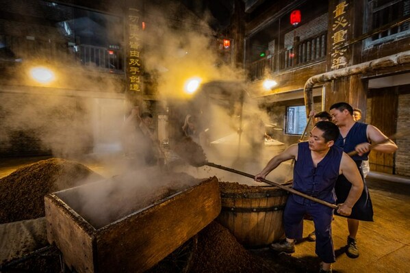 The manual brewing workshop of Yanghe Distillery