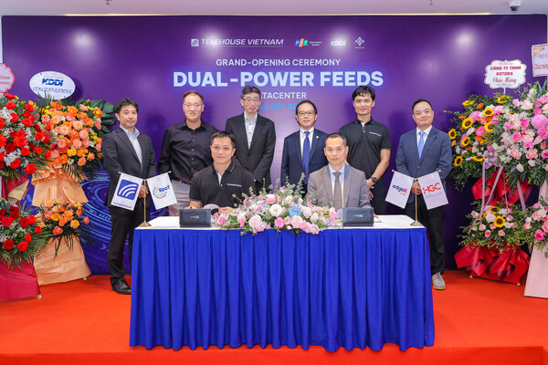 Mr. Nguyen Manh Cuong, General Director of Telehouse Vietnam (front row, left) and Mr. Cliff Tam, Senior Vice President of Global Data Strategy & Operations, International Business of HGC (front row, right) sign Joint Marketing Agreement to launch EdgeX by HGC in Hanoi