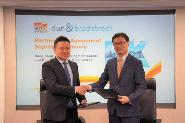 Mr Andrew Wu (left), Managing Director of Dun & Bradstreet China - Mainland China & HKSAR and HKTDC Deputy Executive Director Dr Patrick Lau (right), announce a new partnership between the two organisations to enhance SMEs’ ESG competitiveness