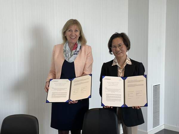Martina Bianchini, President of IFRA, and Lee Jae Ran, President of KCII.