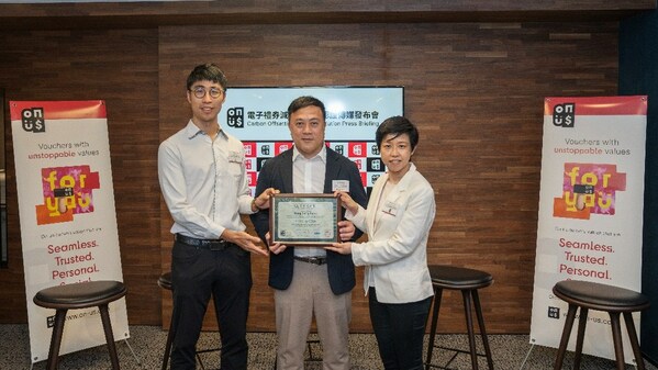 On-us awards Hang Seng Bank a carbon footprint reduction certificate (from left to right: Max Song, CEO of Carbonbase; John Wong, Managing Director, Head of Global Payments Solutions at Hang Seng Bank; Honnus Cheung, On-us Co-founder & Chief Strategy Officer)