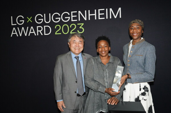 Thomas Yoon, President and CEO of LG Electronics North America and Naomi Beckwith, Chief Curator at the Guggenheim with Stephanie Dinkins, the 2023 LG Guggenheim Award Winner. Photo: Courtesy of LG