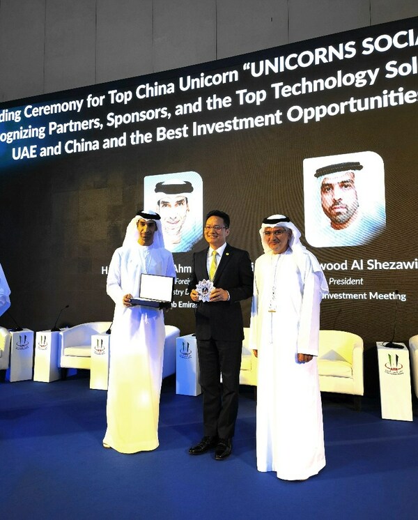 H.E. Dr. Thani bin Ahmed Al Zeyoudi, UAE Minister of State for Foreign Trade and Vice Chairman of the Industry Development Council and H.E. Dawood Al Shezawi, President, Annual Investment Meeting presented the award to Ge Jun