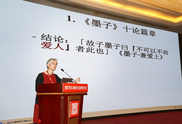 Photo shows that a foreign expert is delivering a keynote speech at the 14th international Mo-tse academic seminar opened on May 13 in Jinan, the capital of east China's Shandong Province.