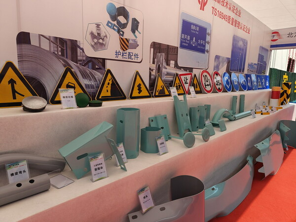 Exhibition of transportation engineering facilities produced in Guanxian County