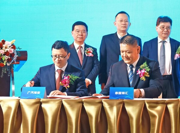 Xiao Yong, Deputy General Manager of AION, signs the memorandum of understanding with Thailand’s GOLD INTEGRATE