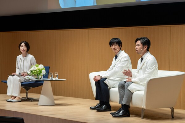 Kiyoshi Sato, Clé de Peau Beauté Chief Technology Officer and Dr. Shinobu Nakanishi, Research Scientist at Clé de Peau Beauté Laboratory present the first visualization of the skin gene network, showcasing skin as a ‘thinking organ’ that operates independently from the brain Kiyoshi Sato, Clé de Peau Beauté Chief Technology Officer and Dr. Shinobu Nakanishi, Research Scientist at Clé de Peau Beauté Laboratory present the first visualization of the skin gene network, showcasing skin as a ‘thinking organ’ that operates independently from the brain