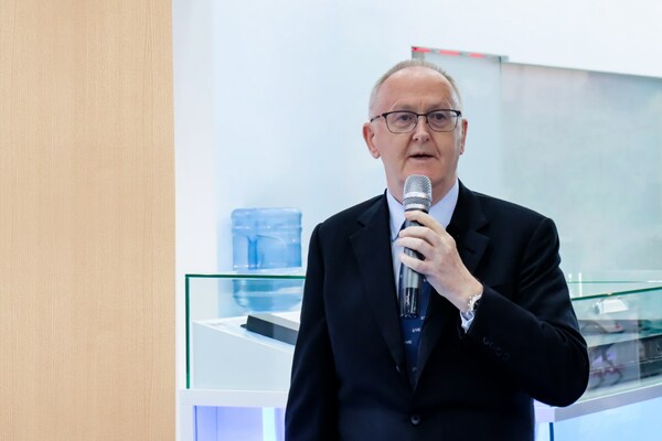 Alexander Holden, SVP of EVE Power, was introducing the company