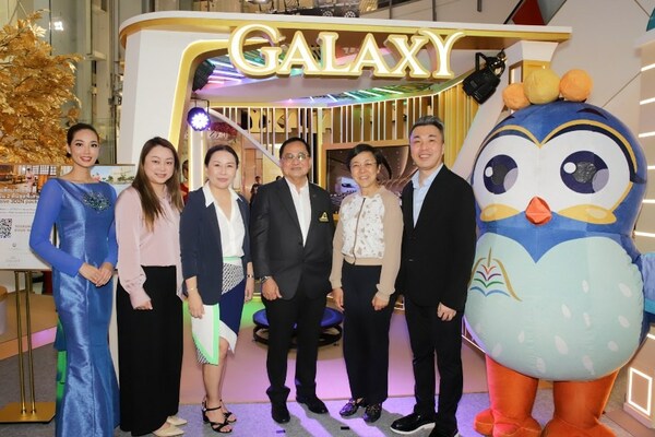 Ms. Maria Helena de Senna Fernandes, Director of Macao Government Tourism Office (2nd from right), Mr. Somchai Chomraka, Vice President of Thai Travel Agent Association (centre) and Ms. Uracha Jaktaranon, General Manager of MGTO Marketing Representative in Thailand (3rd from left) together with Galaxy Macau management team join the “Experience Macao Unlimited Mega Roadshow” Opening Ceremony which took place at Central World Bangkok on 2 June 2023 afternoon.