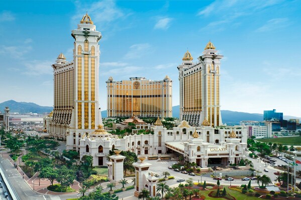 Galaxy Macau has received multiple accolades at the prestigious Travel + Leisure Luxury Awards Asia Pacific 2023. Mr. Saurabh Mishra, Vice President of Hotel Operations at Galaxy Hotel, earns the top honour in the “Hotel General Managers” category while Banyan Tree Spa Macau takes home the winner’s title in the “Hotel Spas” category.