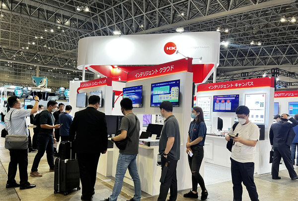 Numerous customers and partners visit H3C’s booth for hands-on experiences and engaging discussions