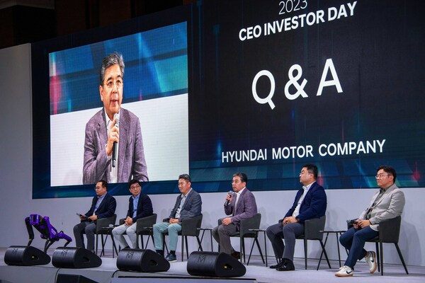 (left to right) Taesik Yun (Head of IR Team), Zayong Koo (Senior Vice president and Head of IR Group), Gang Hyun Seo (Executive Vice President and Head of Finance & Accounting Division), Jaehoon Chang (President and CEO), Heung-soo Kim, Executive Vice President and Head of the Global Strategy Office, and Chang Hwan Kim (Senior Vice President and Head of the Battery Development Center)