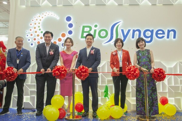 [From Left to Right] Dr Han Deping, Chief Medical Officer, Biosyngen; Dr Cheong Wei Yang, Deputy Secretary (Technology), Ministry of Health; Ms Joan Zhang, Chairman, Biosyngen; Mr Alvin Tan, Minister of State for the Ministry of Trade & Industry; Ms Lily Peng Yuemei, Deputy Party Secretary, Director, Knowledge City (Guangzhou) Investment Group and Dr Michelle Chen, Chief Operating Officer, Biosyngen.