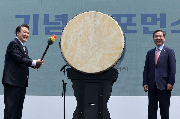 President Yoon Suk-Yeol (L) and Incheon Mayor Yoo Jung-bok (R) at the opening ceremony of the Overseas Korean Affairs Office. (ITIMES)