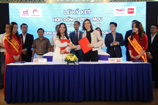 Image: Le Thi Nguyet Thu, CEO of Sao Mai Solar Company and Elodie Renaud, Director of TotalEnergies ENEOS Renewables Distributed Generation Asia shaking hand