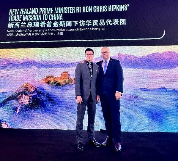 Edison Chen (left), Vice President of Destination Marketing & Strategy Alliances of Trip.com Group, and Hon Peeni Henare (right), Minister of Tourism New Zealand