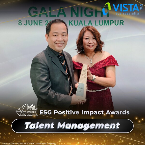 Bernard Chan & Grace Heng receiving the award at the STAR ESG Postitive Impact Awards Gala Night.