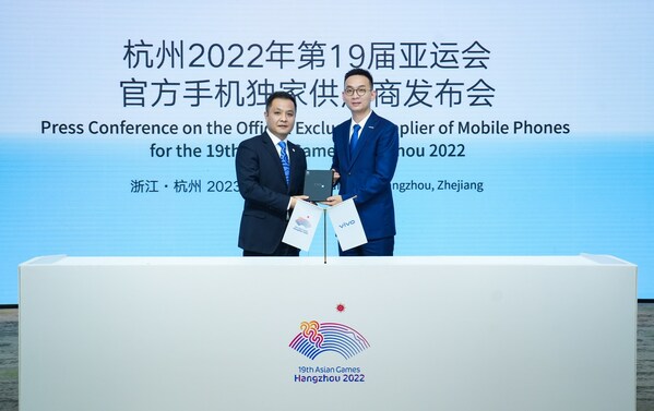 Vice President of Branding at vivo, Mr. Jia Jingdong (right side), officially delivered the vivo X90s to HAGOC