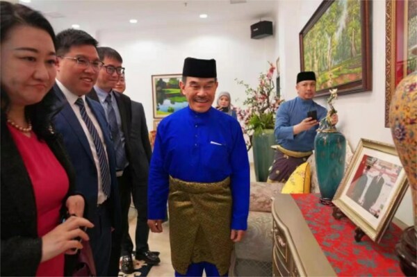 Photo shows Li Zhenyu, the General Manager of Zhejiang Longevity Valley Botanical Co., Ltd., and his group exchanging views at the Embassy of Brunei Darussalam in China.