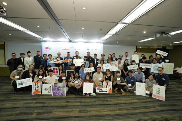 Group photo of guest-of-honour, attending guests, representatives of supporting organizations, mentors of Support Scheme, and all participating teams. Group photo of guest-of-honour, attending guests, representatives of supporting organizations, mentors of Support Scheme, and all participating teams.