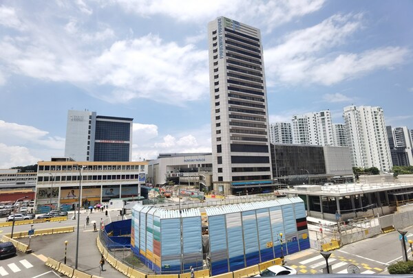 FOR SALE BY PRIVATE TREATY PORTFOLIO OF 14 COMMERCIAL UNITS IN PARKWAY CENTRE AT $29.3 MILLION FOR SALE BY PRIVATE TREATY PORTFOLIO OF 14 COMMERCIAL UNITS IN PARKWAY CENTRE AT $29.3 MILLION