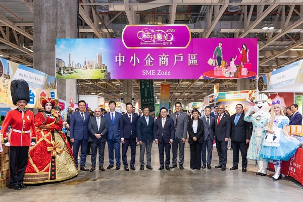 Guests of honour receive a guided tour of the Sands Shopping Carnival Thursday at The Venetian Macao’s Cotai Expo, after officiating the opening ceremony. Guests of honour receive a guided tour of the Sands Shopping Carnival Thursday at The Venetian Macao’s Cotai Expo, after officiating the opening ceremony.