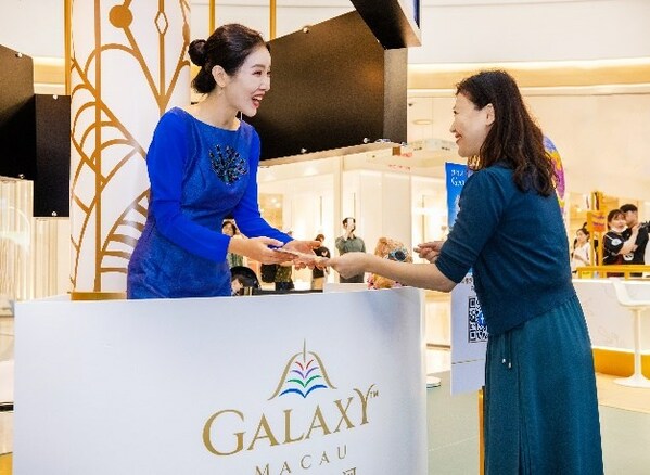 Galaxy Macau showcases a diverse range of exciting travel products at the roadshow, attracting local residents and tourists alike. Galaxy Macau showcases a diverse range of exciting travel products at the roadshow, attracting local residents and tourists alike.