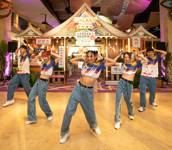 The opening event began by a lively performance that combined hip-hop dancing with Malaysian songs.