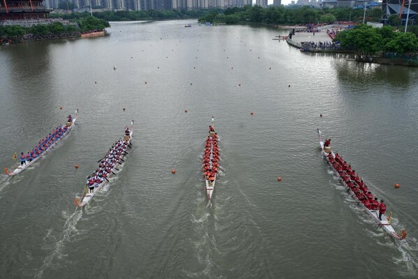 Exciting action on-site at the "Shui Yun Jing Du" Dragon Boat Invitational Exciting action on-site at the "Shui Yun Jing Du" Dragon Boat Invitational