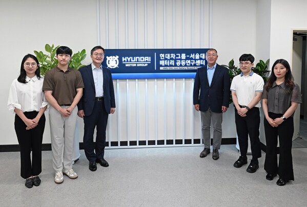 3rd from left: Hong Lim Ryu, President of Seoul National University 3rd from right: Euisun Chung, Executive Chair of Hyundai Motor Group 3rd from left: Hong Lim Ryu, President of Seoul National University 3rd from right: Euisun Chung, Executive Chair of Hyundai Motor Group
