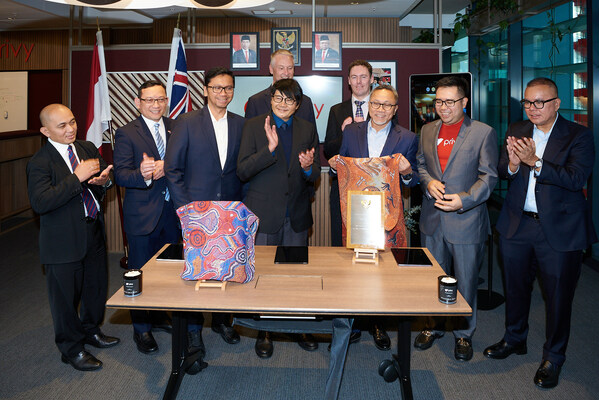 From left to right (front) Trade Attache Haris Setiawan Indonesian Consul General in Sydney Vedi Kurnia Buana Director General of International Trade Negotiations Djatmiko Bris Witjaksono H.E. Siswo Pramono, Indonesia Ambassador in Canberra Minister of Trade of the Republic of Indonesia, Zulkifli Hasan CEO and Founder of Privy Marshall Pribadi Near Advisor to Minister of Trade Bara Hasibuan (Back) Senior Trade & Investment Commissioner ASEAN NSW Andrew Parker&nbsp; and Minister Counsellor Australian Embassy, Tim Stapleton