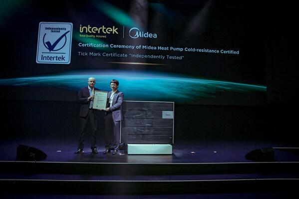Klaus Herrmann (left), Chief Certification Manager of Intertek Electrical China, and Robin Luo, GM of DX Product Company, Midea MBT, attended the certificate awarding ceremony