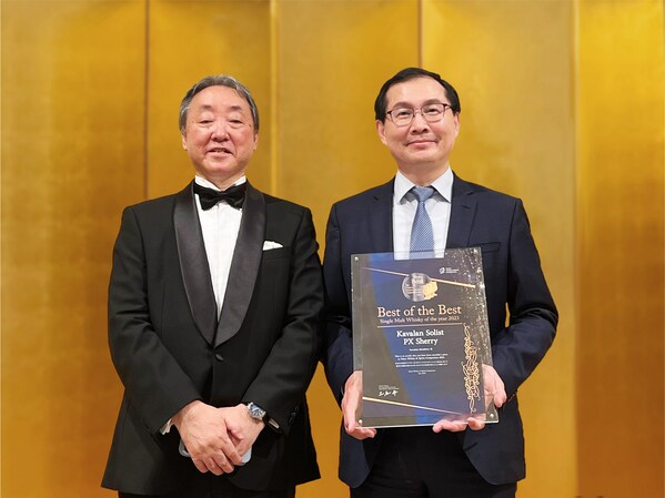 Mr. Lee receives the prestigious 'Best of The Best Single Malt Whisky 2023' award certificate from TWSC Executive Committee Chairman Mamoru Tsuchiya(土屋 守). Mr. Lee receives the prestigious 'Best of The Best Single Malt Whisky 2023' award certificate from TWSC Executive Committee Chairman Mamoru Tsuchiya(土屋 守).