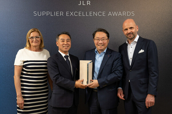 Representatives from JLR and LG Innotek are taking a commemorative photograph at JLR Supplier Excellence Awards ceremony that to place in Gaydon (UK), on 30th May (local time). From left: Barbara BERGMEIER (JLR Executive Director), Wonrae JU (Head of LG Innotek EU Representative office), Byaengkuk YOO (LG Innotek Head of Automotive Components Business Unit), Tobias MOCH (JLR CPO).