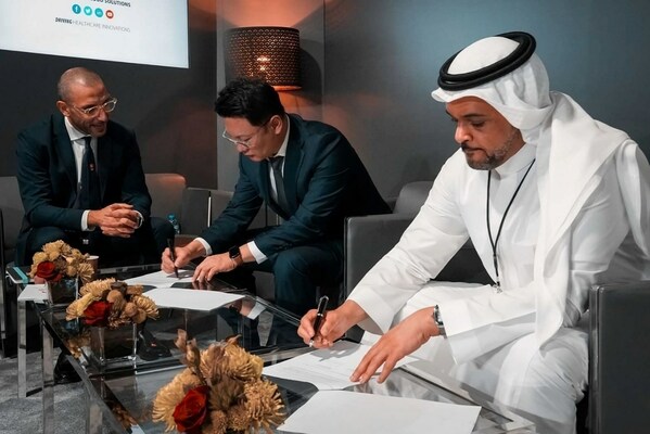 Jaemin Oh (center), VP of Business Development at Lunit, signs the contract with Abdulelah Al Mayman (Right), CEO of Cloud Solutions, Dr. Sulaiman Al-Habib Medical Group, at the Kingdom of Saudi Arabia (Photograph: Lunit) Jaemin Oh (center), VP of Business Development at Lunit, signs the contract with Abdulelah Al Mayman (Right), CEO of Cloud Solutions, Dr. Sulaiman Al-Habib Medical Group, at the Kingdom of Saudi Arabia (Photograph: Lunit)