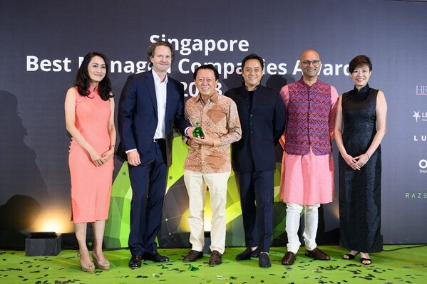 Leaders of LUXASIA, including Chairman Patrick Chong and Group CEO Dr. Wolfgang Baier, receiving the Singapore’s Best Managed Companies Award at the awards ceremony organized by Deloitte
