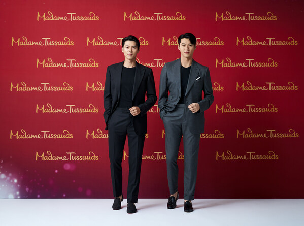 South Korean actor, Hyun Bin strikes a similar pose as his Madame Tussauds‘ wax figure. (Photo: Madame Tussauds Singapore)