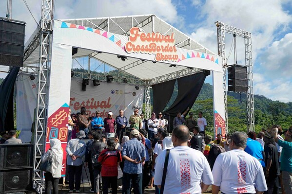 The Minister of Tourism and Creative Economy, Sandiaga Uno, officially opened the "Skouw Crossborder Festival" at the Skouw Integrated Border Post in Papua, on Thursday (7/6/2023). The Minister also expressed his gratitude to all parties for the successful organization of the crossborder event for the third time. The Minister of Tourism and Creative Economy, Sandiaga Uno, officially opened the "Skouw Crossborder Festival" at the Skouw Integrated Border Post in Papua, on Thursday (7/6/2023). The Minister also expressed his gratitude to all parties for the successful organization of the crossborder event for the third time.