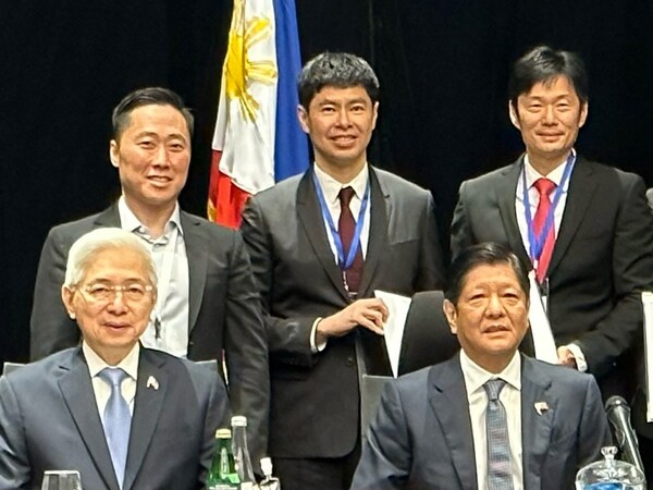 MYEG’s collaboration agreement with Philippines Bureau of Customs (“BOC”) and Cargo Data Exchange Center (“CDEC”) to digitalise Philippines trade using Zetrix Blockchain, witnessed by Philippine President Ferdinand Marcos Jr (front, right) and Alfredo Pascual, Secretary of Trade and Industry of Philippines (front, left). MYEG’s collaboration agreement with Philippines Bureau of Customs (“BOC”) and Cargo Data Exchange Center (“CDEC”) to digitalise Philippines trade using Zetrix Blockchain, witnessed by Philippine President Ferdinand Marcos Jr (front, right) and Alfredo Pascual, Secretary of Trade and Industry of Philippines (front, left).