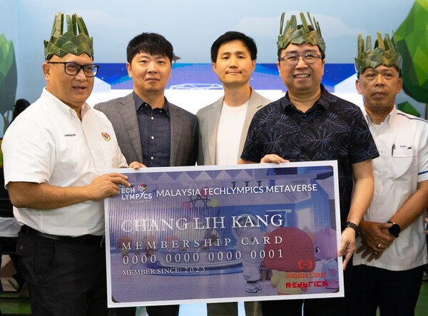 From left, AMINUDDIN HASSIM, Secretary General of the Ministry of Science, Technology and Innovation (MOSTI); YANG YEONGMO, CEO of Redbrick; LEE KWANGYONG, General Manager of Redbrick; CHANG LIH KANG, Minister of Science, Technology and Innovation; and SABRI BIN OSMAN, Deputy Director of Ministry of Education Malaysia. From left, AMINUDDIN HASSIM, Secretary General of the Ministry of Science, Technology and Innovation (MOSTI); YANG YEONGMO, CEO of Redbrick; LEE KWANGYONG, General Manager of Redbrick; CHANG LIH KANG, Minister of Science, Technology and Innovation; and SABRI BIN OSMAN, Deputy Director of Ministry of Education Malaysia.