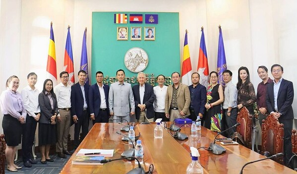 Team MORROW, led by Founding Chairman Dr Liu Thai Ker, met Vice Governor of Phnom Penh Mr Nuon Pharat in Cambodia earlier this year. During the meetup, Dr Liu shared about Singapore’s urban planning and urban development approach, and MORROW's Director Mr Li Yu Zhou discussed long-term urban development strategies which Cambodia could consider. Team MORROW, led by Founding Chairman Dr Liu Thai Ker, met Vice Governor of Phnom Penh Mr Nuon Pharat in Cambodia earlier this year. During the meetup, Dr Liu shared about Singapore’s urban planning and urban development approach, and MORROW's Director Mr Li Yu Zhou discussed long-term urban development strategies which Cambodia could consider.